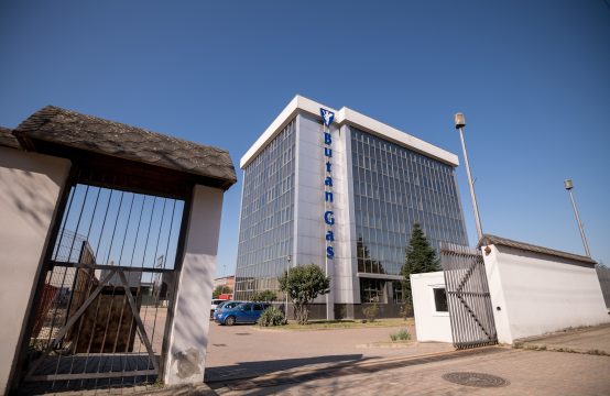 De vanzare cladire cu functiuni mixte